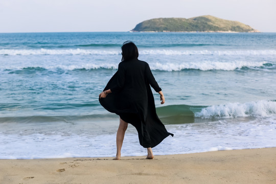 海边沙滩上看海的女人背影
