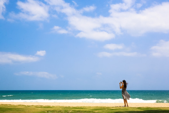 海边沙滩上看海的女人背影