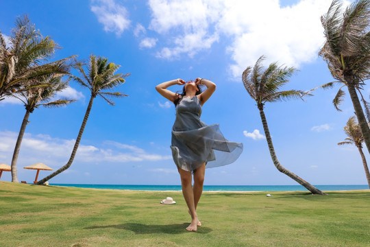 海边沙滩上的女人