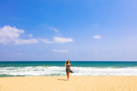 沙滩上看海的女孩