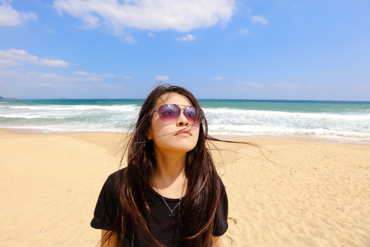 海边沙滩上的女人