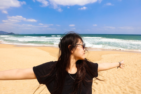 海边沙滩上的女人