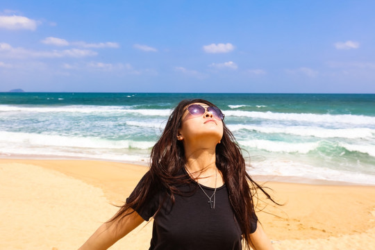 海边沙滩上的女人