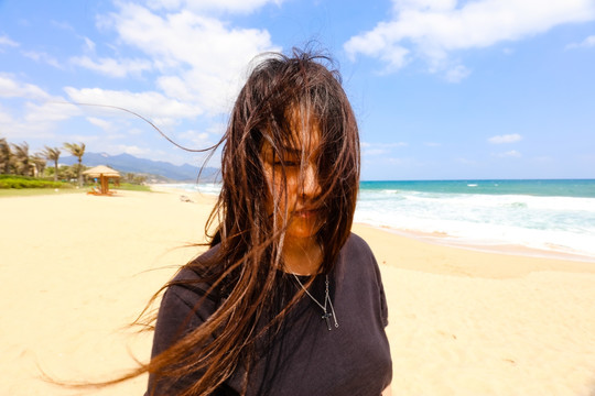 海边沙滩上的女人