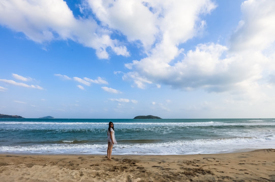 海边沙滩上的女人