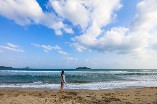 海边沙滩上的女人