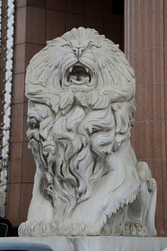 右侧石狮正面雕塑