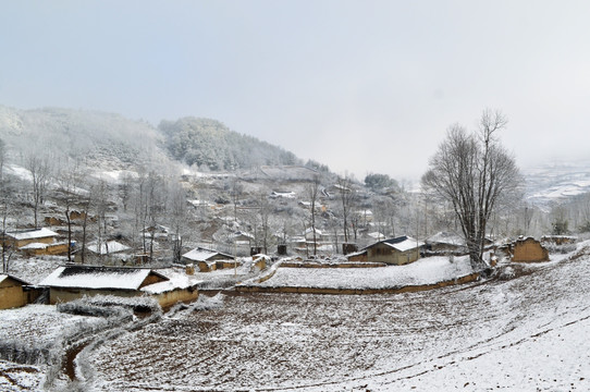 大凉山 彝族村落 雪景