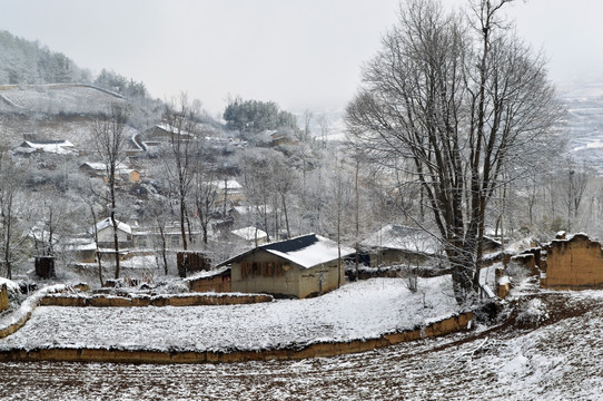 大凉山 彝族村落 雪景