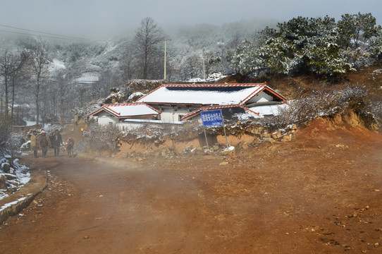 大凉山 彝族村落 雪景
