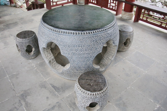 石雕花纹鼓鼓型石桌石凳