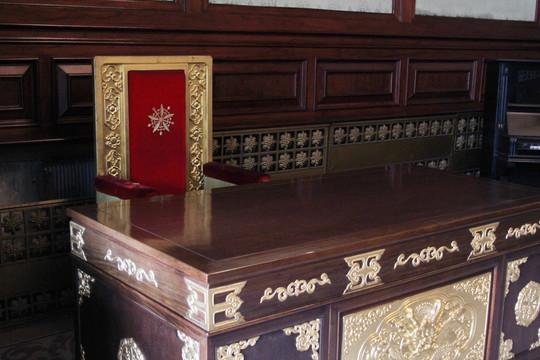 伪满洲皇宫的的书桌椅