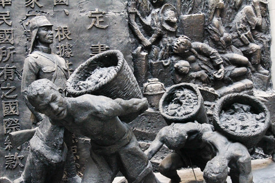 日军压榨中国劳工雕像