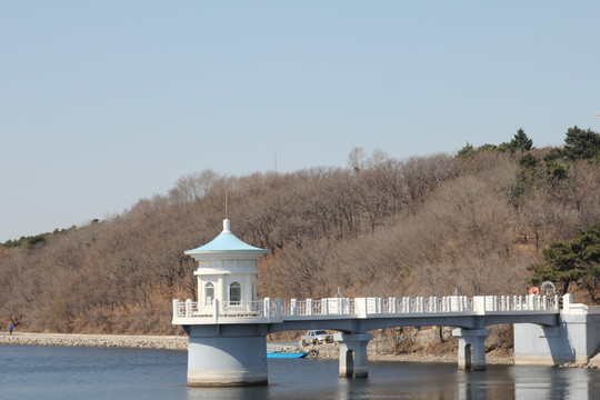 净月潭冬季栈桥园景