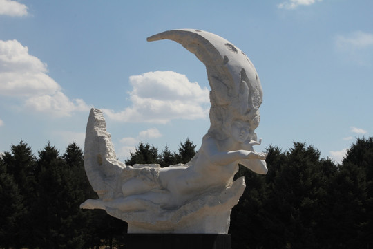 净月潭的月亮女神雕像