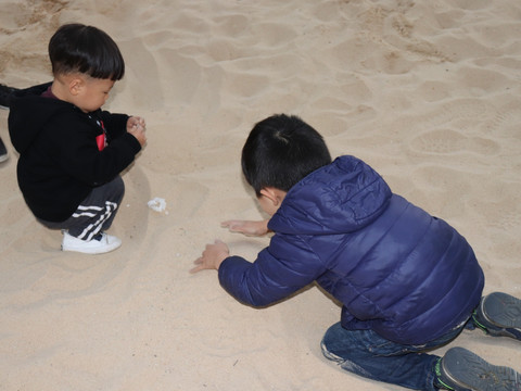 玩沙子的小孩