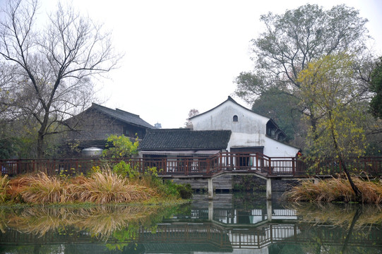 古建筑与水里的倒影