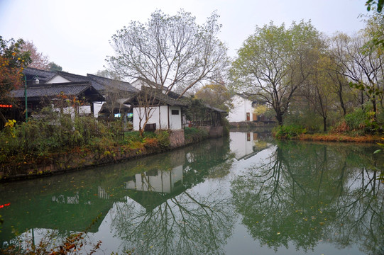 湖边的仿古建筑