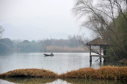 烟波浩渺的湖水与手划船