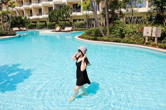 游泳池里的女人