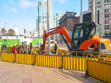 挖掘机 建筑工地 建筑工人