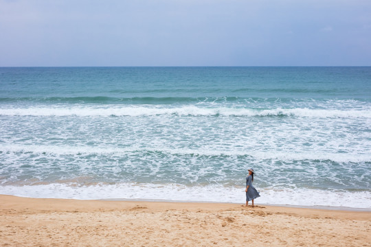海边沙滩上的女人