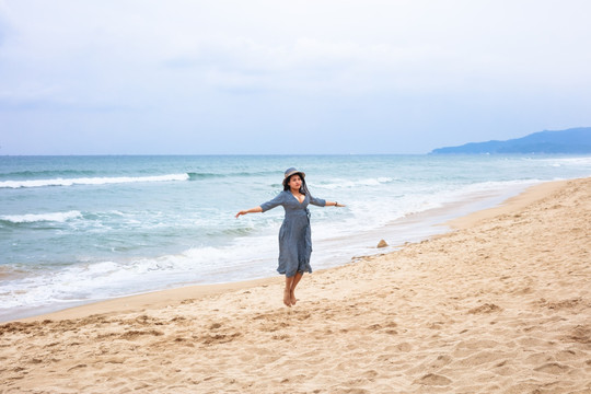 海边沙滩上的女人