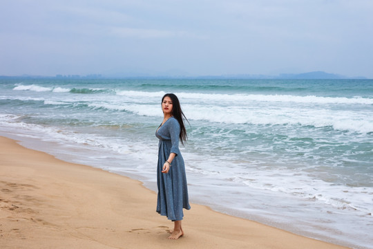 海边沙滩上的女人
