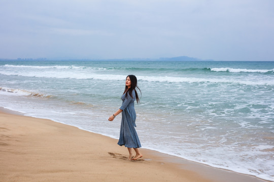 海边沙滩上的女人