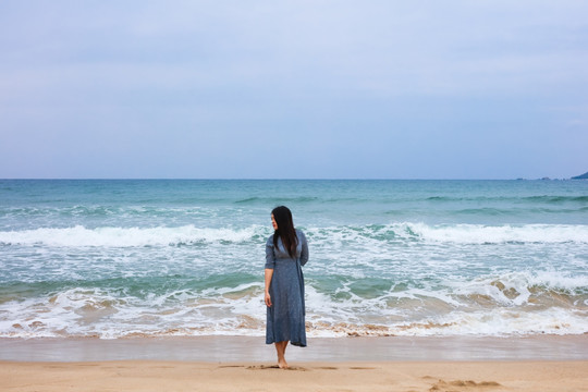 海边沙滩上的女人