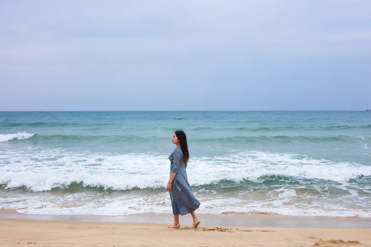 海边沙滩上的女人