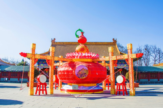 鞍山玉佛寺灯展宝葫芦与正门日景