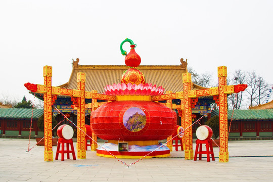 鞍山玉佛寺灯展宝葫芦与正门日景