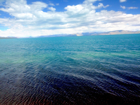 蓝色碧绿的大海湖泊