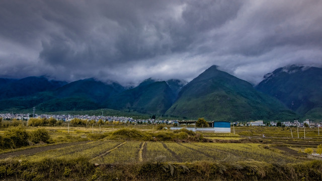 云南丽江群山环绕美景