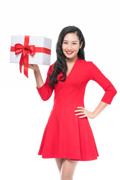 身穿红色连衣裙的年轻女子拿着礼物