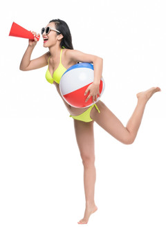 泳装年轻女子拿着沙滩球和扬声器