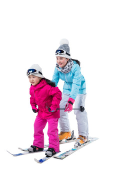 年轻妈妈和女儿滑雪