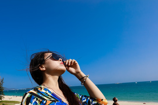 海边度假的女人