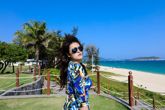 海边带太阳眼镜的女人