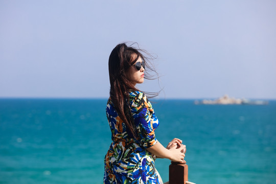 海边带太阳眼镜的女人