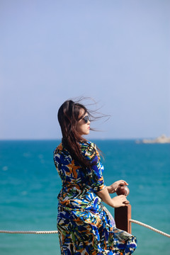 海边带太阳眼镜的女人