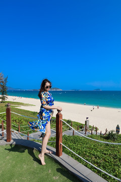 海边度假的女人