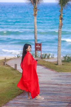 海边穿红裙子的女人