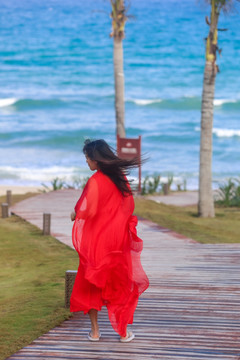 海边度假的女人