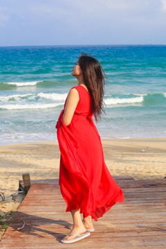 海边穿红裙子的女人