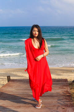 海边穿红裙子的女人