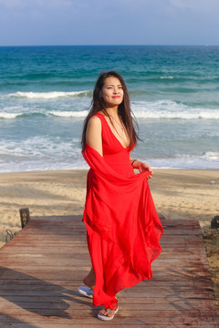 海边穿红裙子的女人