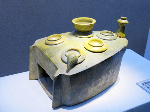 汉代黄釉陶灶