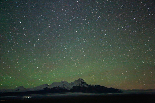 星空和雪山